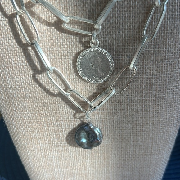 Elegant Silver Necklace with Black Pendant - Picture 2 of 3